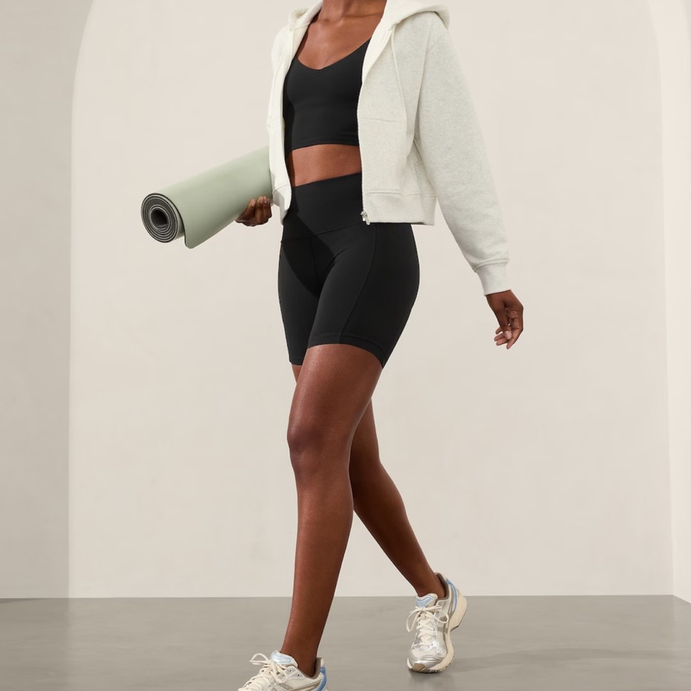 Athleta Ultimate Stash II 9” Short 
Black Size Large 
NWT